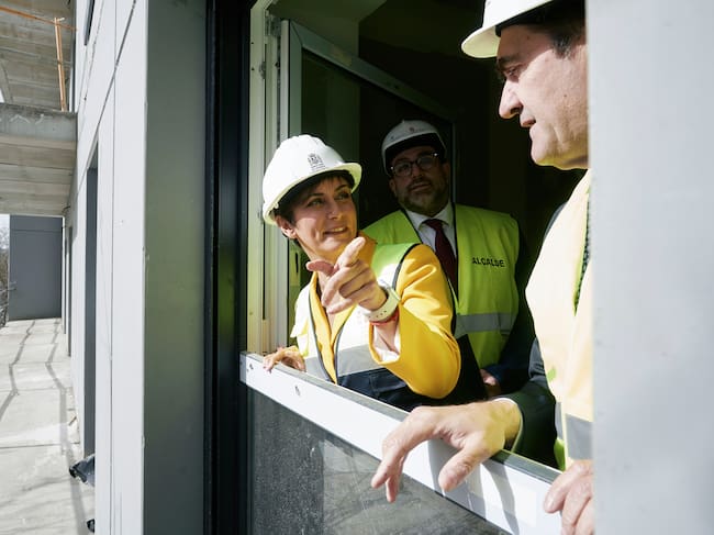 FOTODELDIA ÁVILA, 10/04/2026.- La ministra de Vivienda y Agenda Urbana, Isabel Rodríguez, y el consejero de Medio Ambiente, Vivienda y Ordenación del Territorio, Juan Carlos Suárez-Quiñones (d), durante su visita este viernes a las 40 viviendas colaborativas para jóvenes en Ávila. EFE/ Raúl Sanchidrián