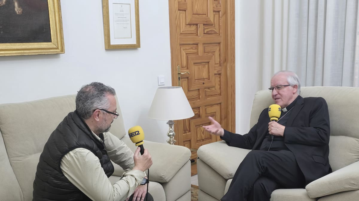 Monseñor Saiz Meneses en Cruz de Guía: "Con 700 hermandades en la archidiócesis es normal que a veces haya que resolver diferencias, aunque se hace con cariño y entrega"