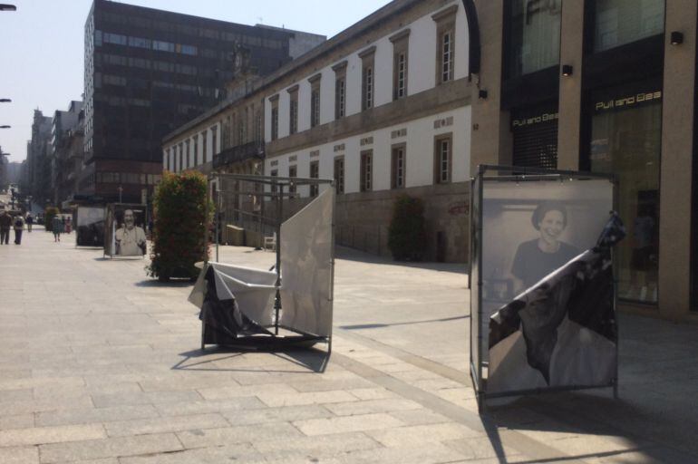 Estado en el que amanecieron las fotografías de la exposición Vigo Sonríe