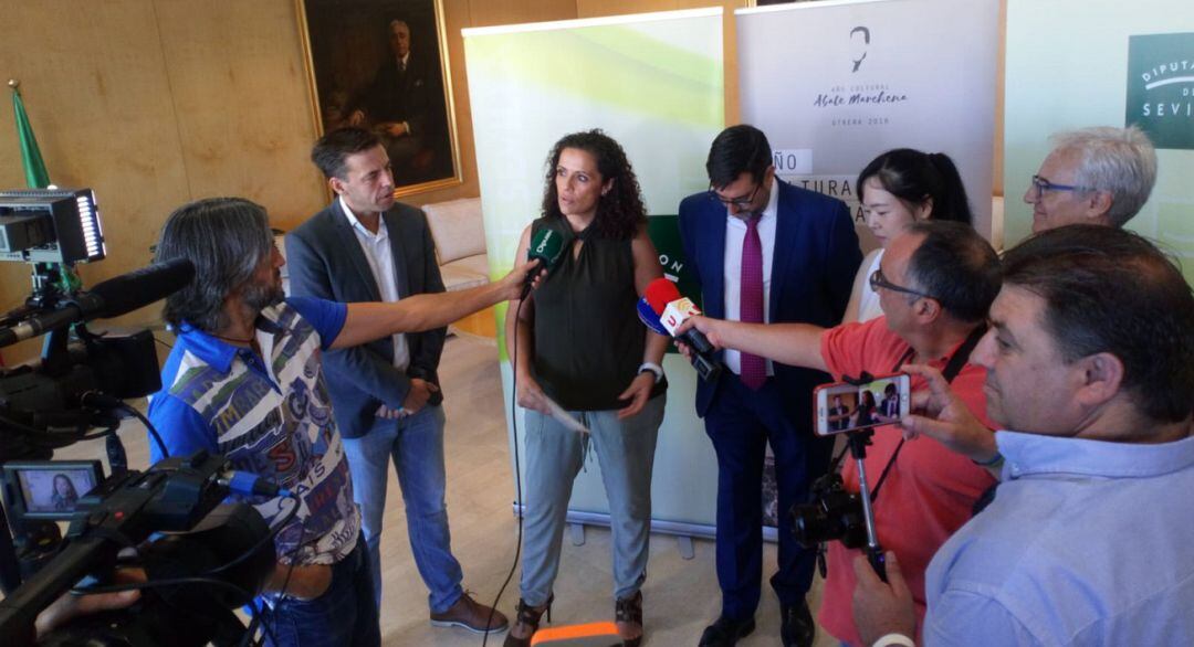 De izquierda a derecha, en plena rueda de prensa, Cristóbal Ortega, comisario del Año Cultural Abate Marchena; Rocío Sutil, diputada de Cultura y Ciudadanía en la Diputación Provincial de Sevilla; José María Villalobos, alcalde de Utrera; y la directora d