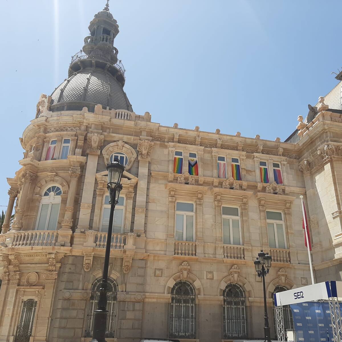 La oposición despliega las banderas LGTBI+ en el Palacio Consistorial de Cartagena tras "la negativa del gobierno municipal"