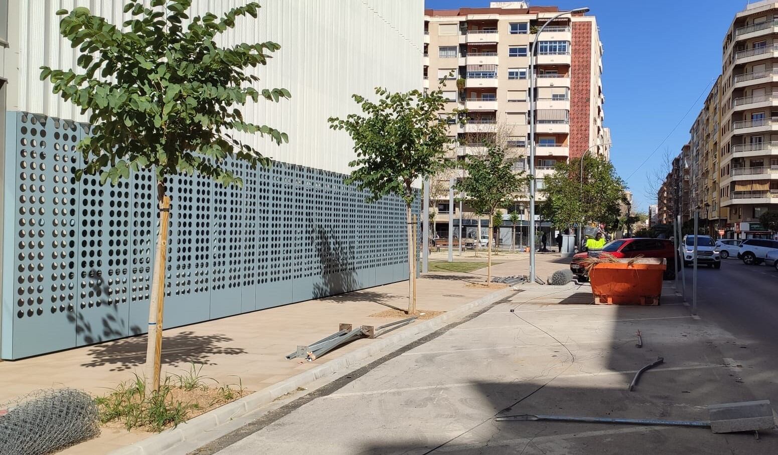 Operarios retiraban esta mañana las vallas de la plaza de la Salud.