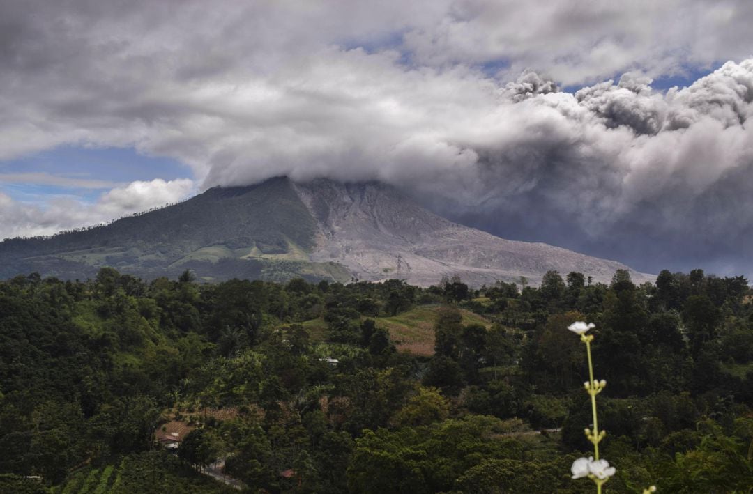 La columna de humo del volcán Sinabung ha llegado a poblaciones a hasta 20 kilómetros de distancia