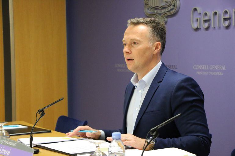 Ferran Costa, en una roda de premsa quan era conseller general.