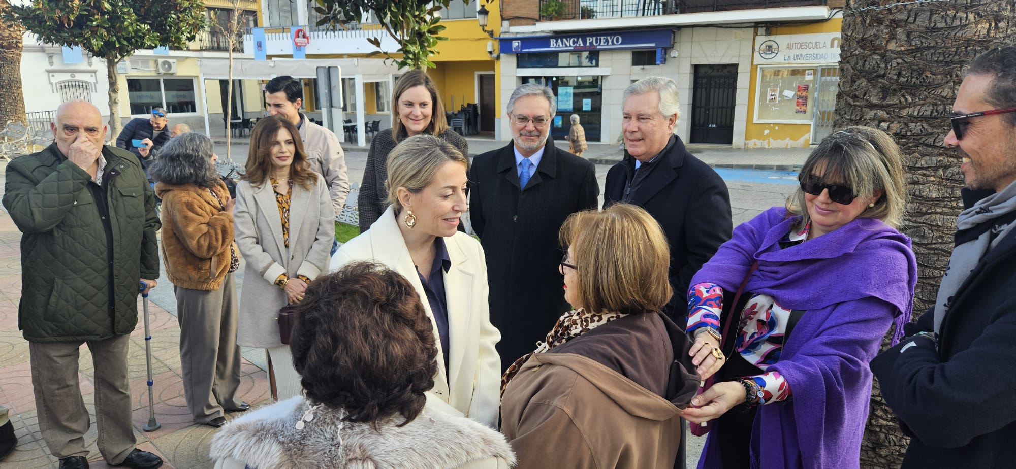 La candidata del Partido Popular a presidir la Junta de Extremadura, María Guardiola, charla con vecinas de Puebla de la Calzada, en el día de su patrona, la Inmaculada Concepción