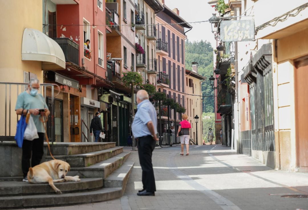 Vecinos de Ordizia conversan en la calle Etxezarreta donde se originó el brote de esta localidad guipuzcoana. En las carpas instaladas por Osakidetza continúan desfilando para hacerse las pruebas del covid-19 a la espera de que el Gobierno Vasco regule en una orden las restricciones para atajar el brote, entre las que podría estar el uso obligatorio de mascarillas. 