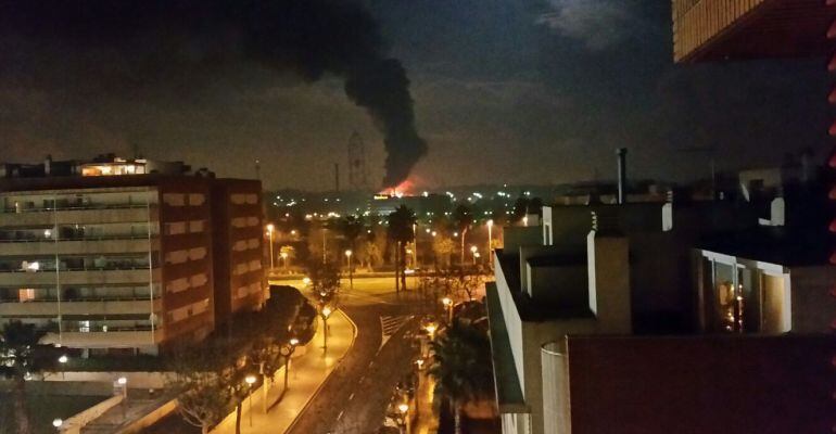 Les flames han estat visibles des de diversos punts del Camp de Tarragona.