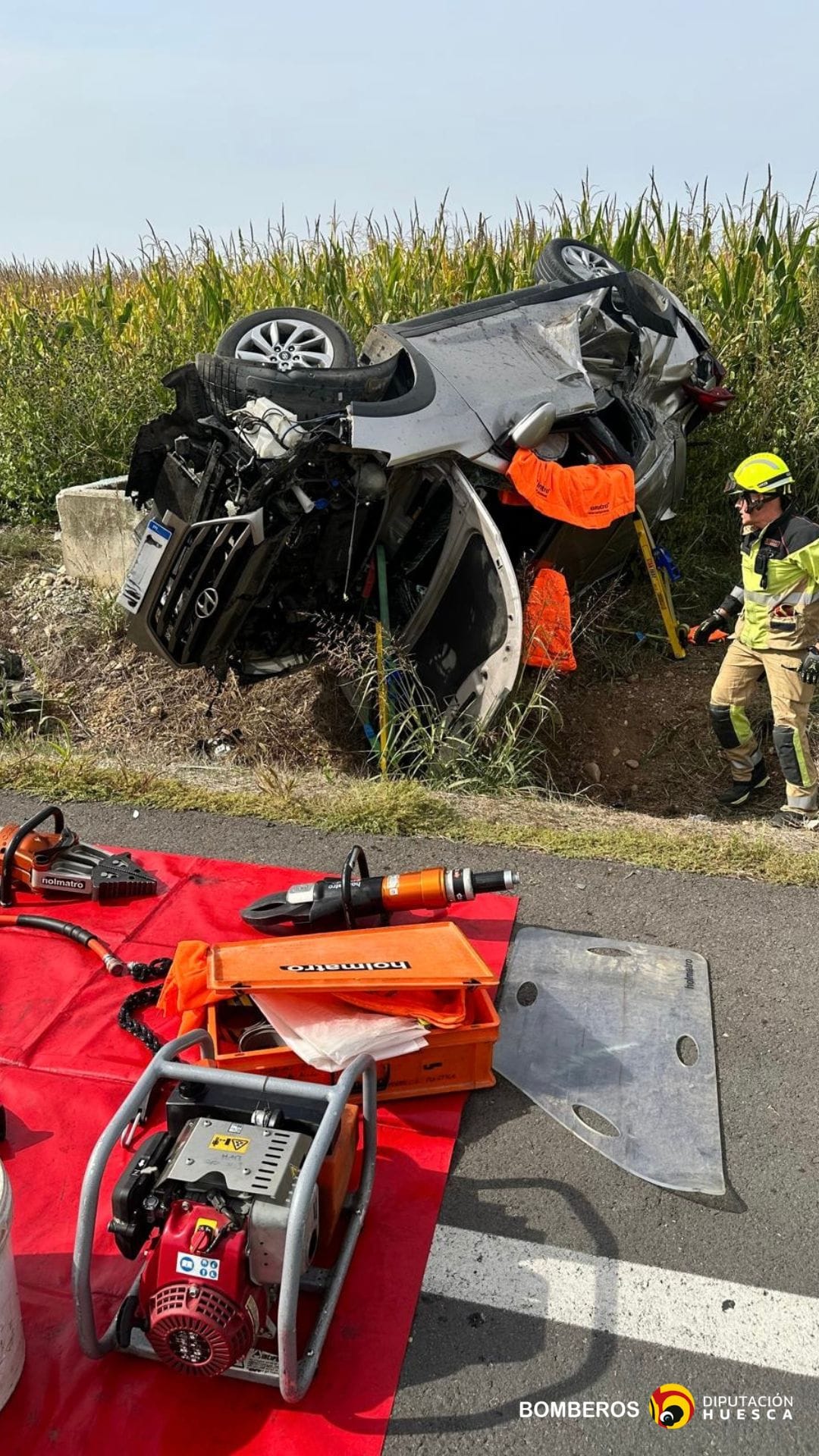 Intervención de los bomberos de la DPH en el accidente en Sariñena