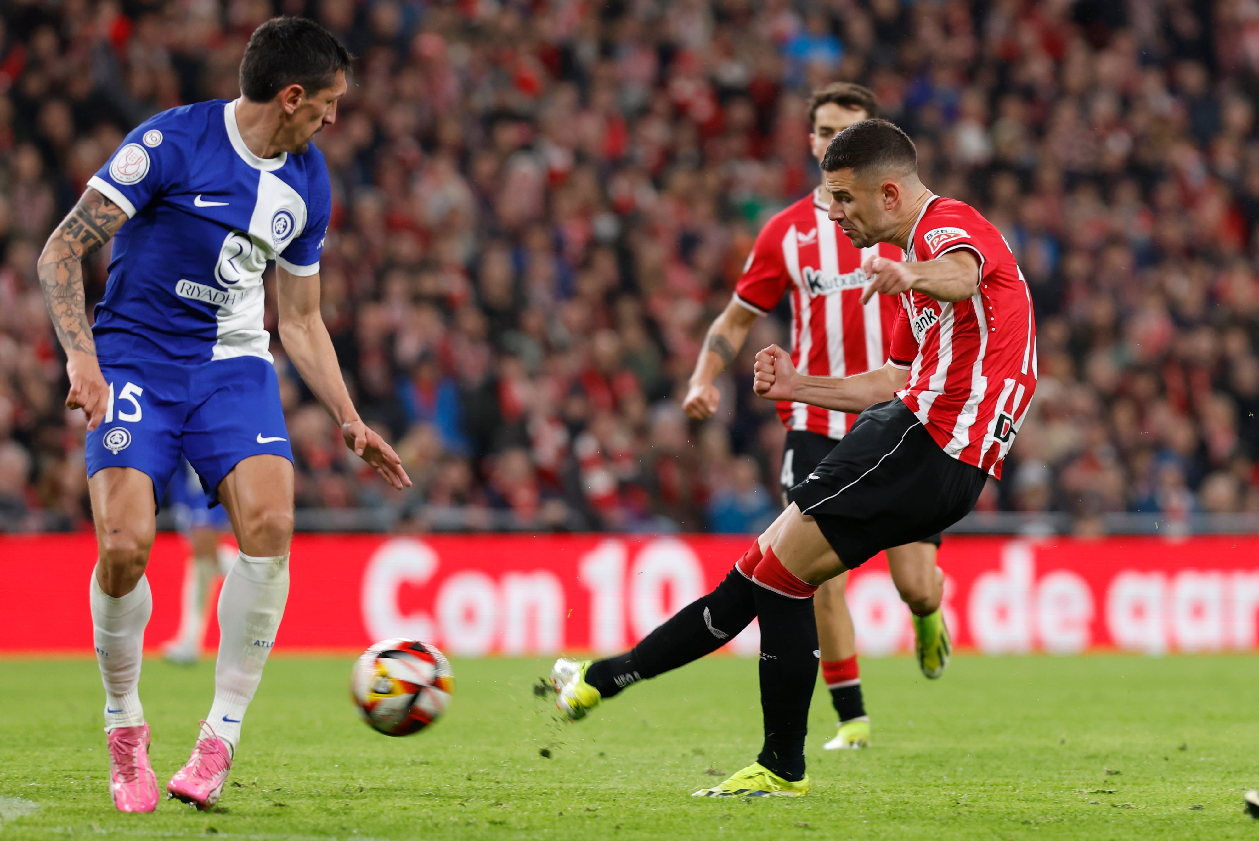 Gorka Guruzeta golpea el balón ante el defensa montenegrino del Atlético de Madrid, Stefan Savic, durante el partido de la pasada temporada en Copa