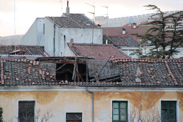 Tejado hundido en el edificio conocido como Casas de los Maestros en Cuéllar