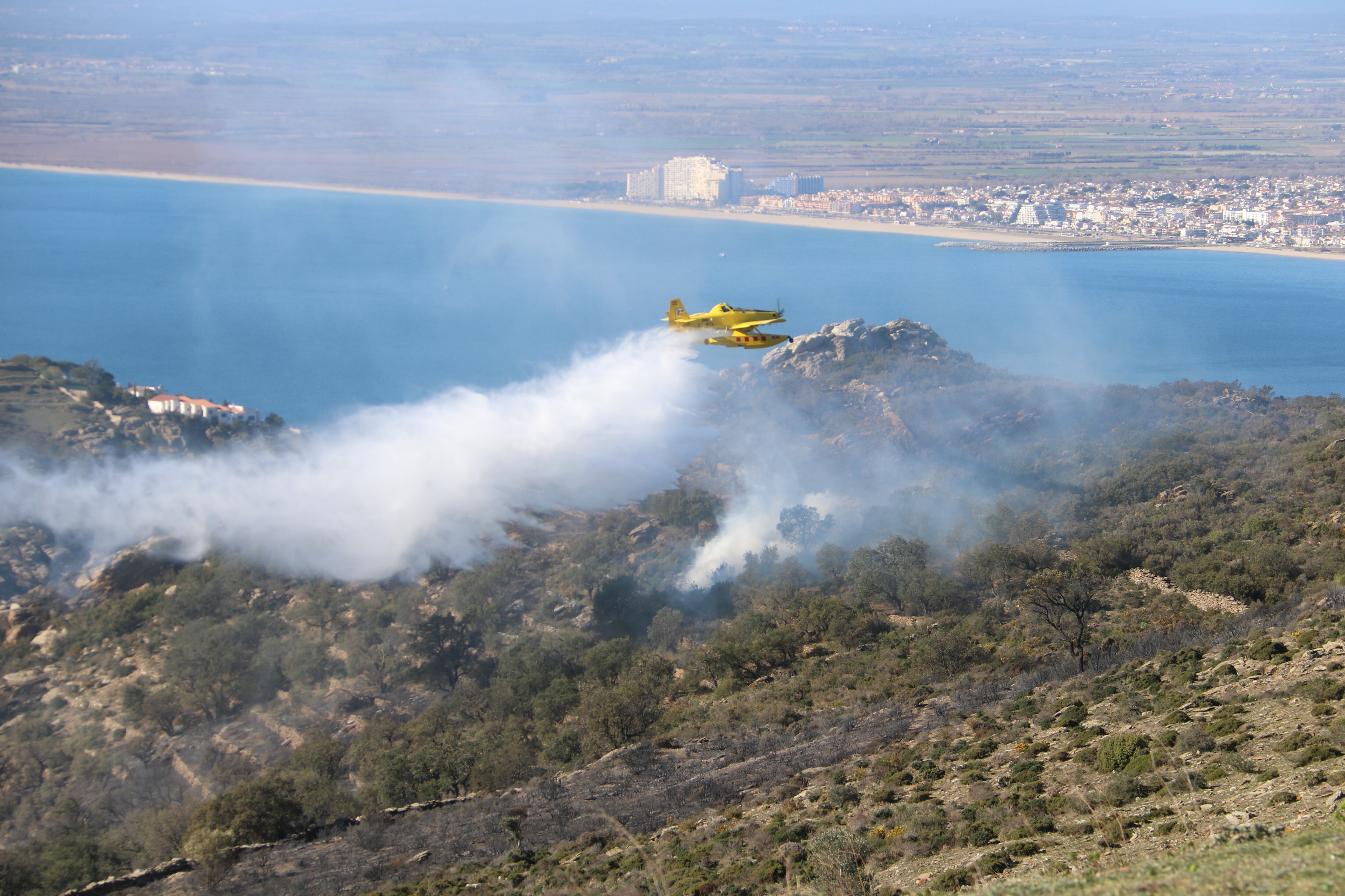 Un hidroavión trabaja en la extinción del incendio de Roses