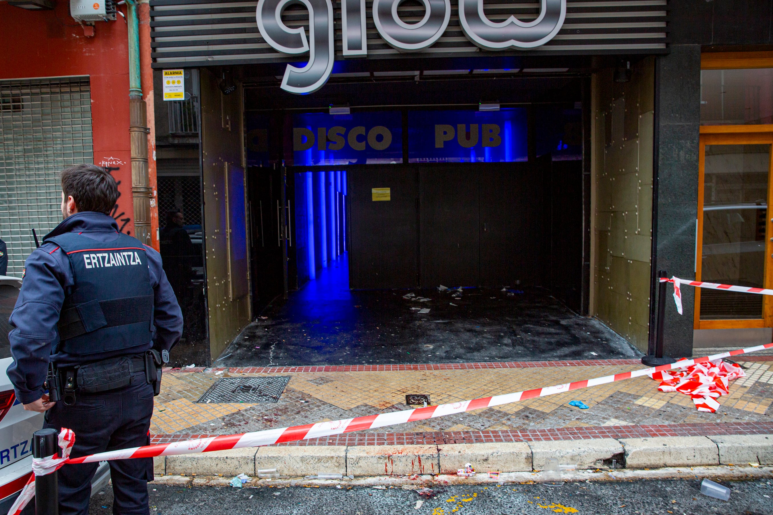 GRAF8701. VITORIA, 05/02/2023.- Un hombre se encuentra en estado crítico tras ser apuñalado esta madrugada durante una pelea en una discoteca de Vitoria.- EFE/David Aguilar
