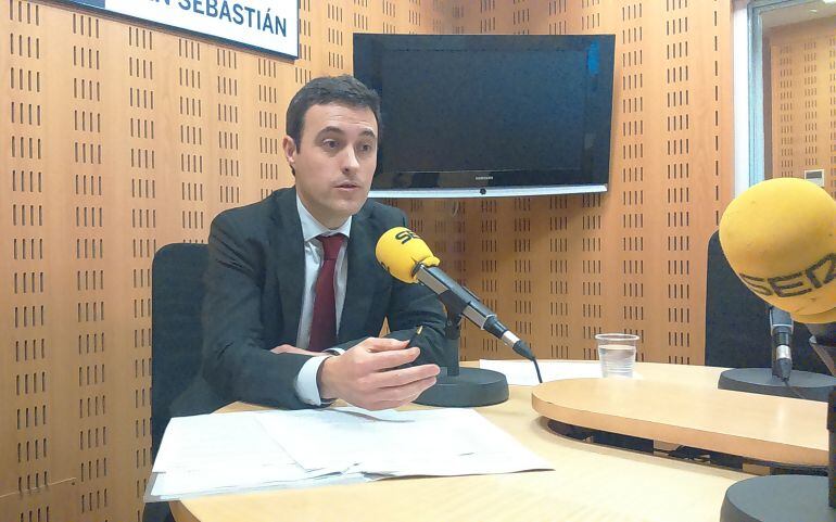 El diputado de Hacienda, Jabier Larrañaga, en los estudios de Radio San Sebastián. 