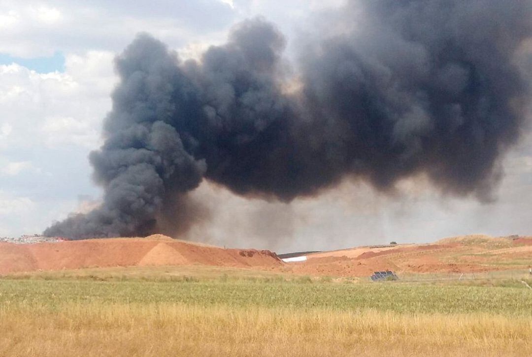 Columna de humo generada por el incendio