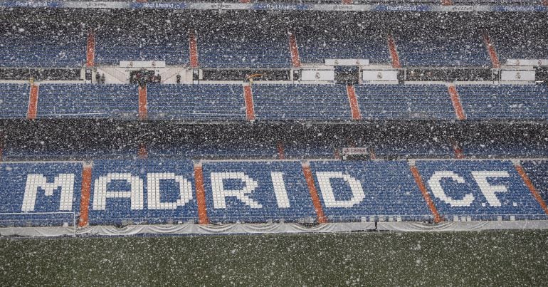 Este jueves ha caído una copiosa nevada sobre Madrid de la que no se ha salvado el Santiago Bernabéu.