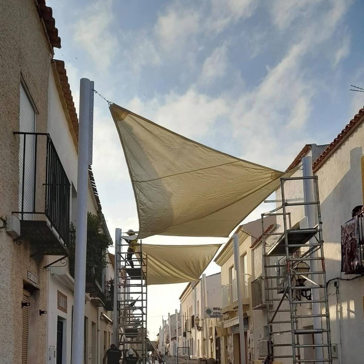 Malestar en Tabarca por la instalación de los esperados toldos solo para 15 días y "en moles de una tonelada a las puertas de las casas"