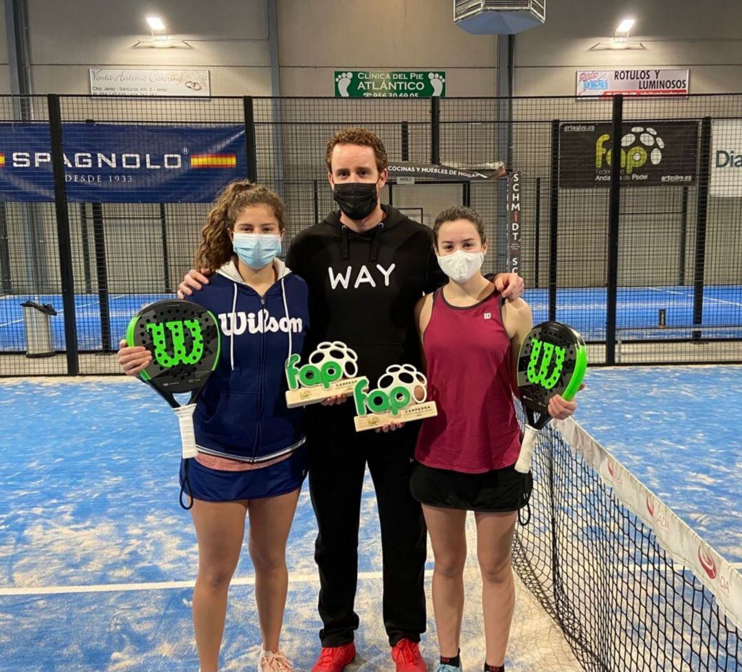 Lucía Pérez (d) con Marta Barrera (iz) 