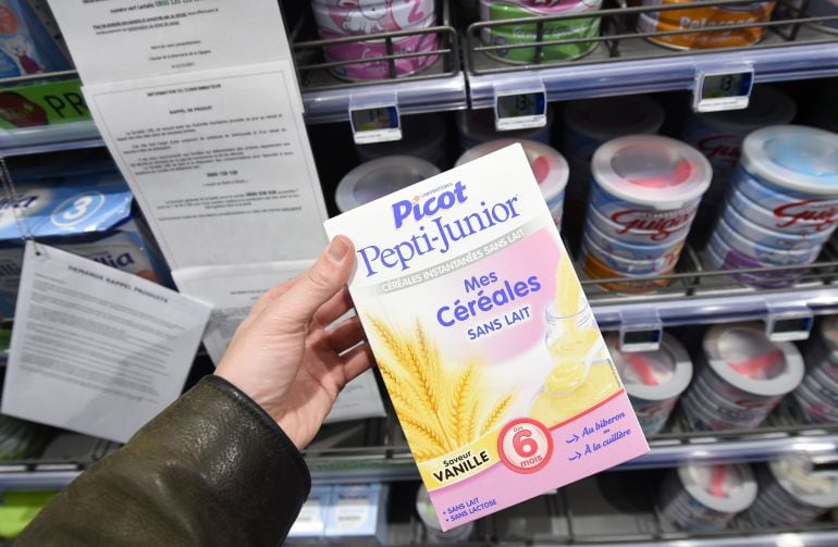 Lactalis ignora la prohibición de vender sus leches maternas infectadas con salmonela.