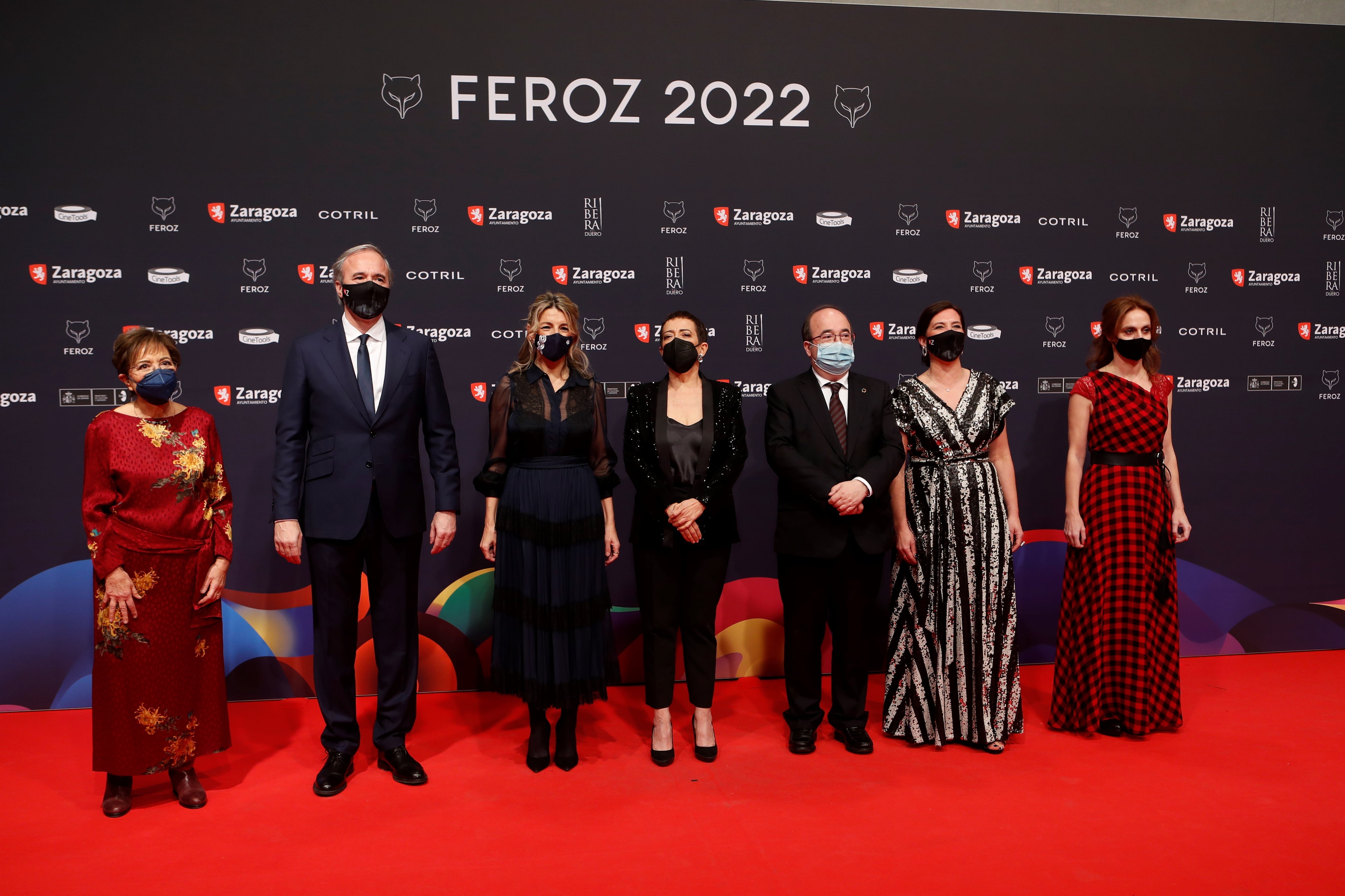 El ministro de Clutra y Deporte, Miquel Iceta, y la vicepresidenta segunda y ministra de Trabajo y Economía Social, Yolanda Díaz, posan a su llegada a la alfombra roja de la 9ª edición de los Premios Feroz 2022,  en Zaragoza.