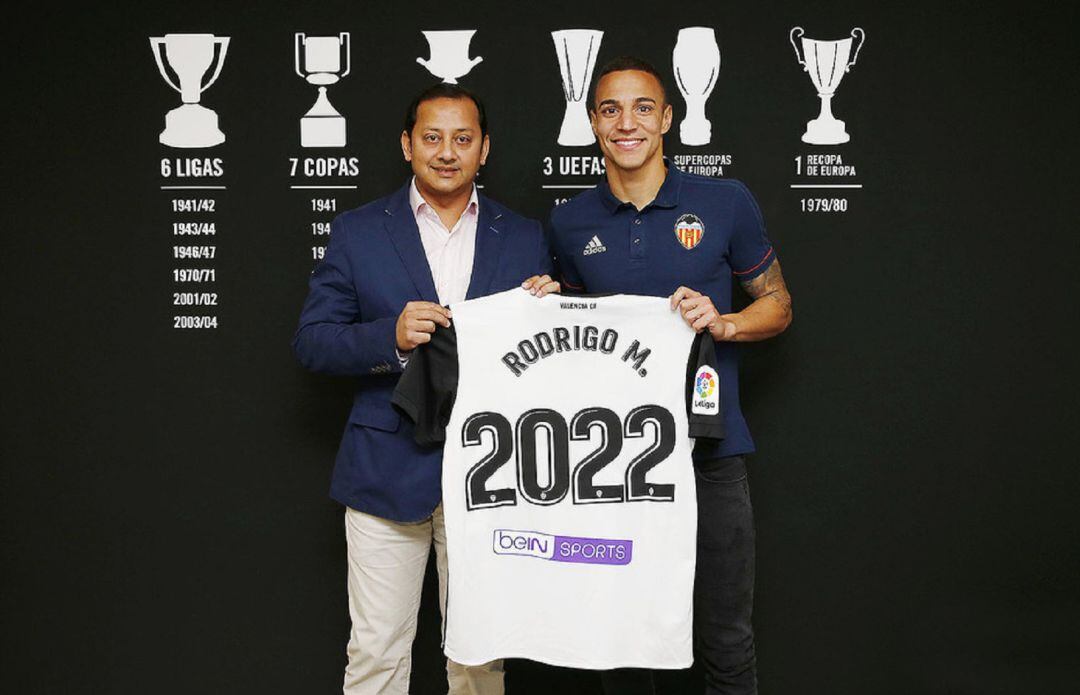 Rodrigo, renovación con el Valencia.