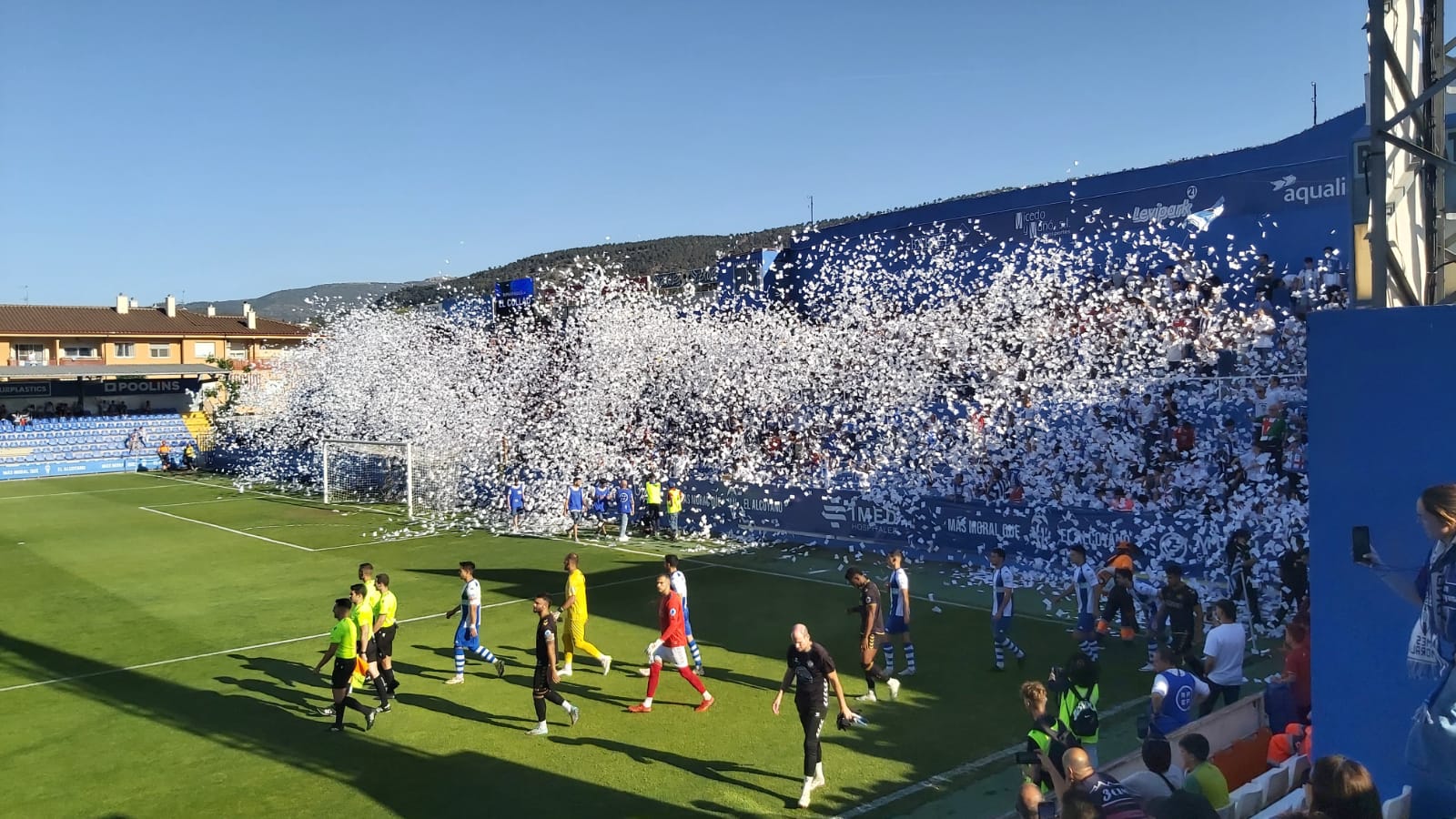 Salida de los jugadores al Campo Municipal de El Collao, dónde se lanzaron cientos de miles de servilletas por parte de la afición blanquiazul