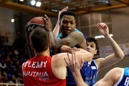 El ala pívot del San Pablo Burgos, Deon Thompson (delante), y el ala pívot estadounidense del Montakit Fuenlabrada, Ian O Leary, disputan un balón durante el partido de hoy en el Polideportivo Fernando Martin, correspondiente a la jornada 26 de Liga Endes