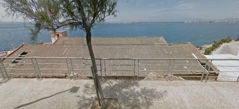 L'antiga depuradora vista des de la carretera. La imatge és més impactant des del mar.