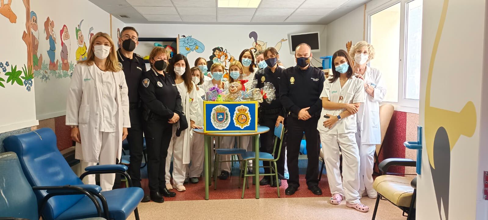 Un momento de la visita de la Policía Nacional y Local al Hospital Universitario San Jorge