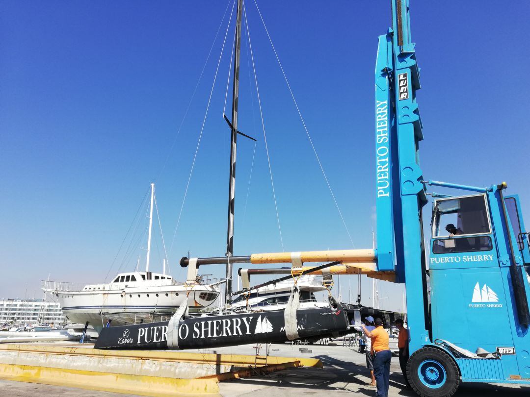 El catamarán intentará batir el récord de ascenso a vela del Guadalquivir