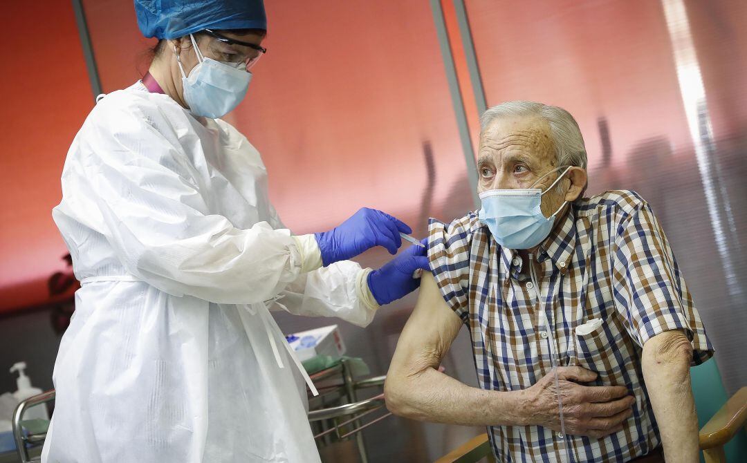 Los mayores de 60 años que no estén vacunados podrán contactar con su Centro de Salud para solicitar cita