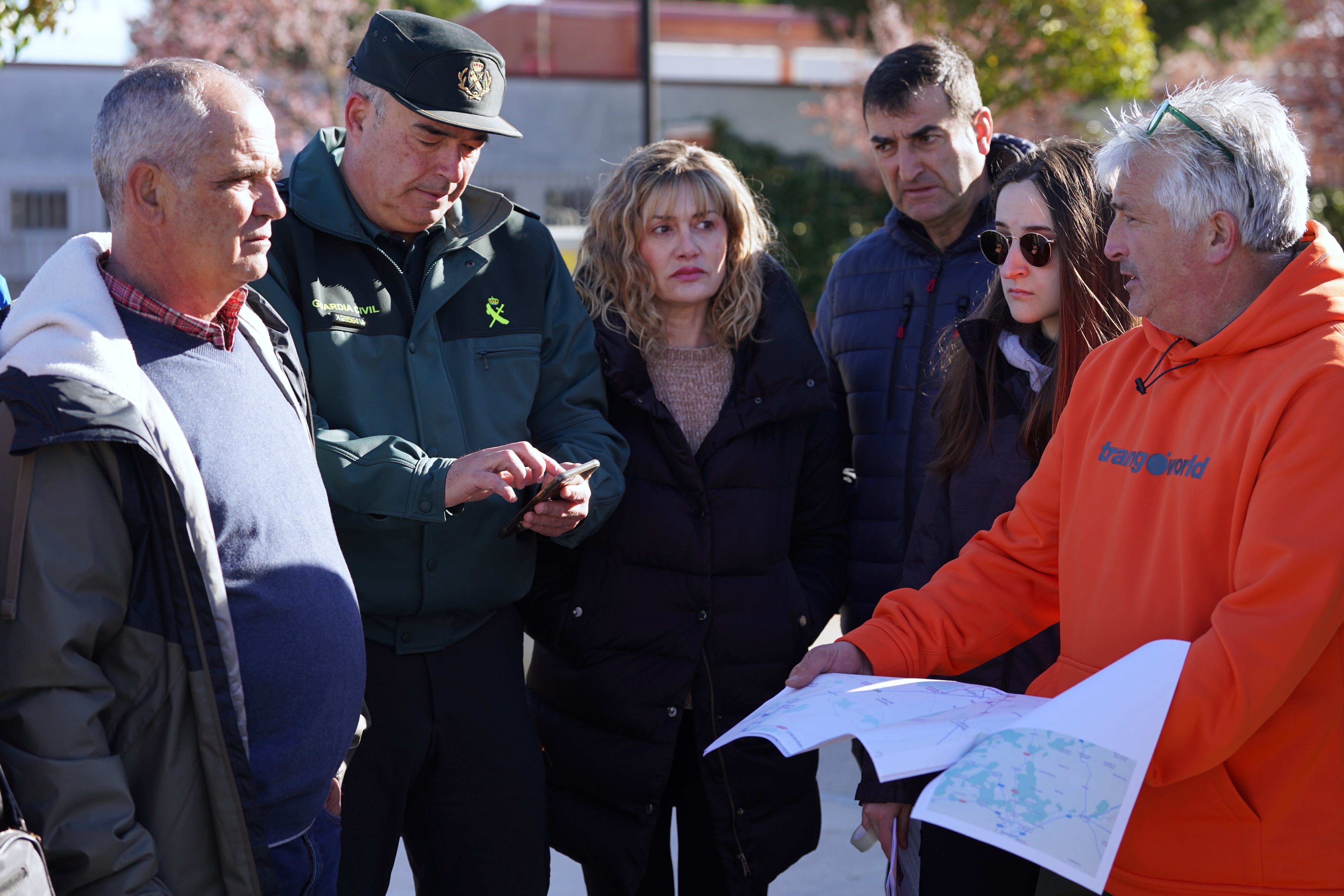 Eduardo Aranda (i), padre del joven que desapareció en la ciudad de Valladolid, junto a un grupo de voluntarios que ha participado en la búsqueda de su hijo Alejandro. EFE/ Nacho Gallego