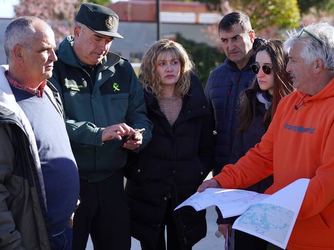 Eduardo Aranda (i), padre del joven que desapareció en la ciudad de Valladolid, junto a un grupo de voluntarios que ha participado en la búsqueda de su hijo Alejandro. EFE/ Nacho Gallego