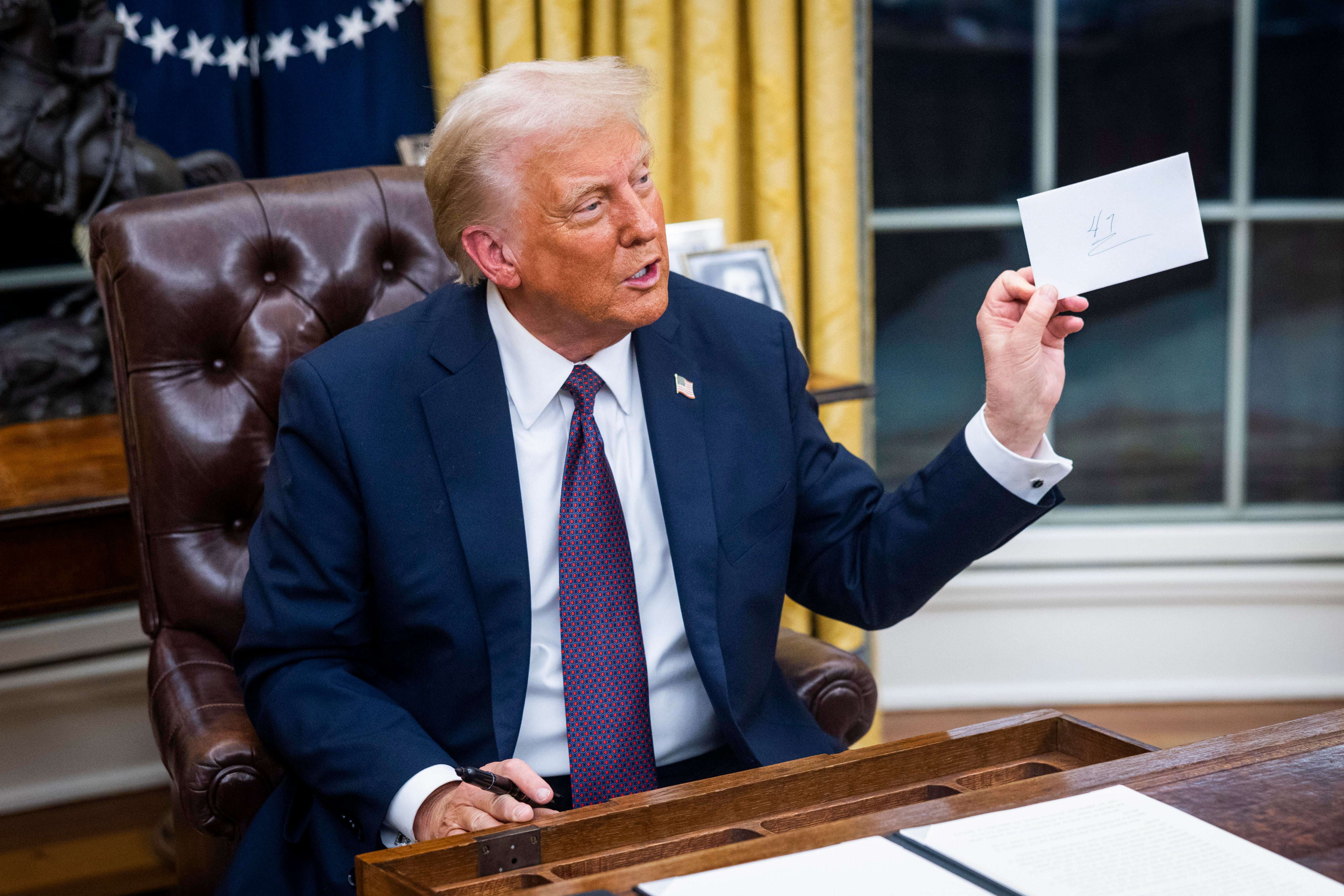 Momento en el que Trump muestra la carta que le dejó Biden en un cajón después de que un periodista le preguntara si la había recibido.