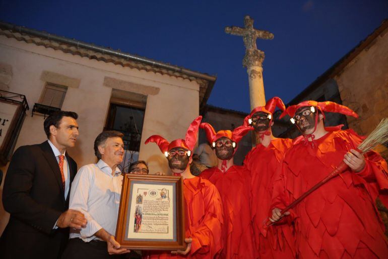 El presidente de la Diputación, Francisco Vázquez, entrega a los diablillos de Sepúlveda el reconocimiento provincial