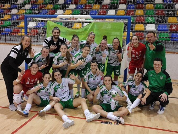 Las jugadoras y técnicos del Joventut posan tras su primera victoria en la Liga