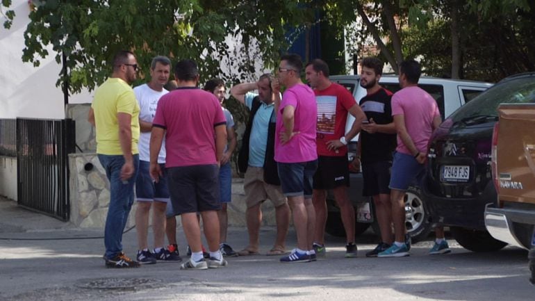 Varios voluntarios de la localidad se encuentran reunidos con el alcalde de Chilluévar, quien se puso al frente de las tareas para coordinar la búsqueda de la vaquilla que se escapó durante el encierro de la mañana.