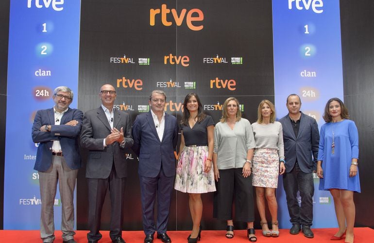 Director de TVE, José Ramón Díez (centro) junto a Elena Sánchez (presentadora) y otros ejecutivos de TVE