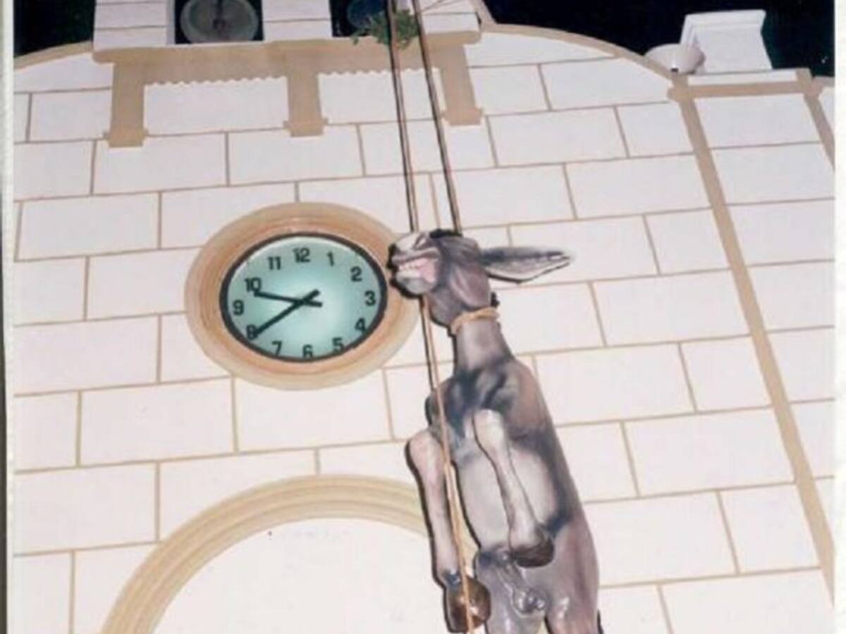 Perín vuelve a subir el burro al campanario con motivo de sus Fiestas