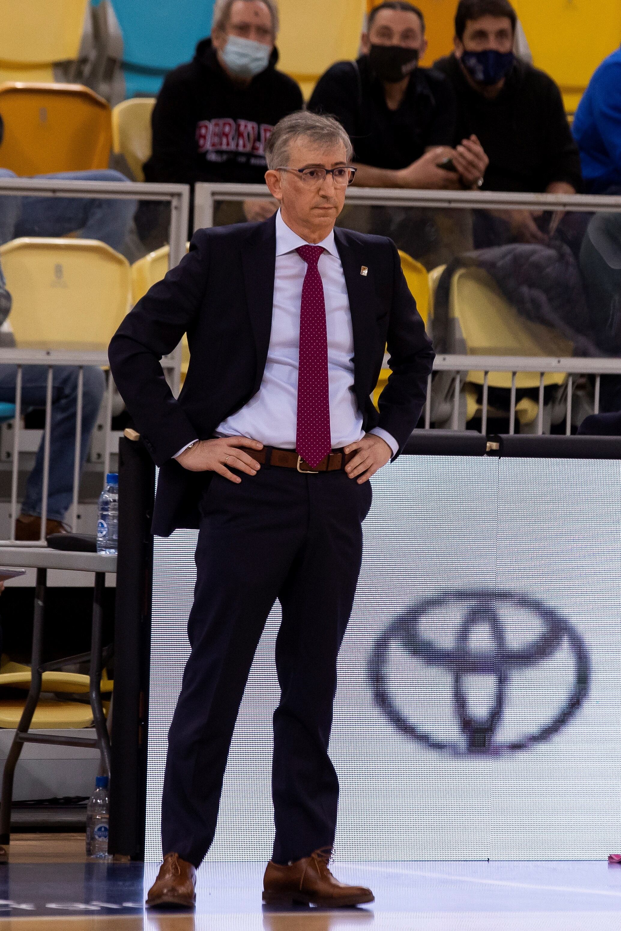 GRAFCAN9774. LAS PALMAS DE GRAN CANARIA, 30/01/2022.- El entrenador del Monbus Obradoiro, Moncho Fernández, durante el partido contra el Gran Canaria de la jornada 17 de la liga Endesa, disputado este domingo en el Gran Canaria Arena, en Las Palmas de Gran Canaria. EFE/Quique Curbelo