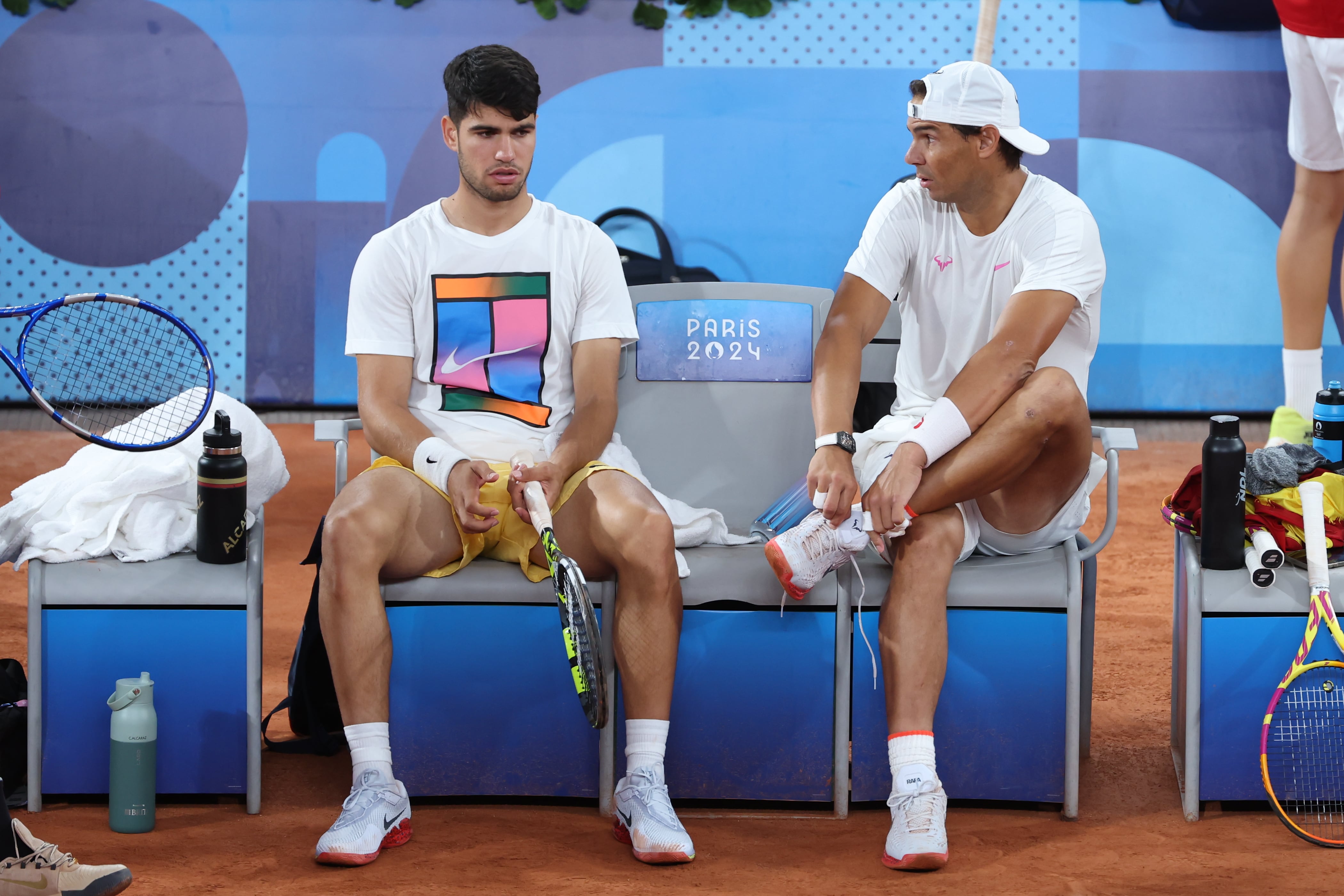 Carlos Alcaraz junto a Rafa Nadal en su entrenamiento previo a su debut