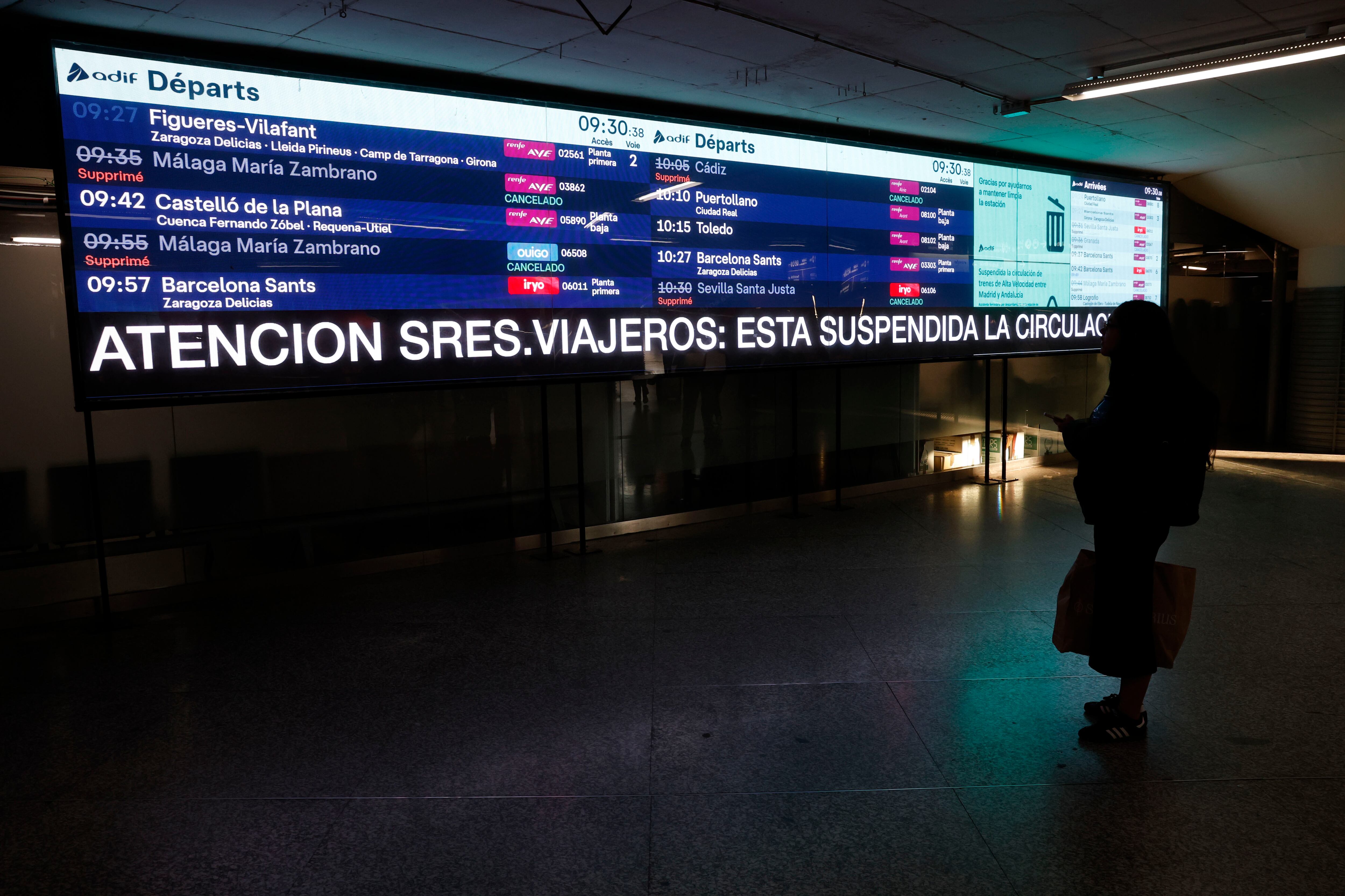FOTODELDÍA MADRID, 19/01/2026.- Pantalla de información en el área de salidas, este lunes, en la estación de Atocha de Madrid. Treinta y nueve personas fallecidas y más de 20 heridas graves es el balance provisional del accidente entre dos trenes de alta velocidad en Adamuz (Córdoba), una tragedia cuyas causas empiezan a investigarse y que mantiene cortada la comunicación ferroviaria de alta velocidad entre Madrid y Andalucía. EFE/ Chema Moya