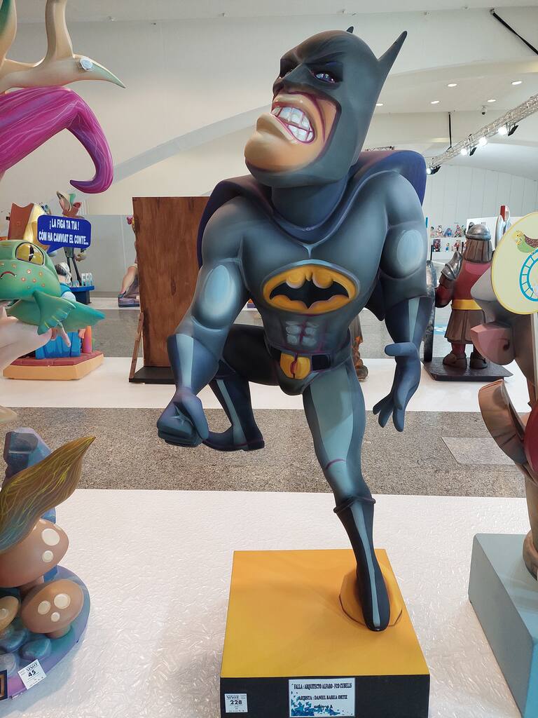 La Exposición del Ninot de las Fallas 2023 abre sus puertas con 750 figuras que rebosan diseño y sátira. Todas ellas quieren salvarse de las llamas gracias al voto popular.