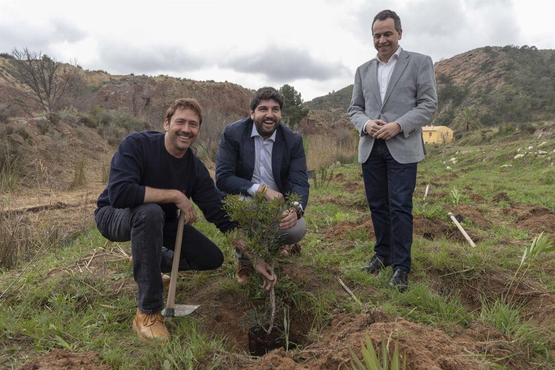 El presidente Fernando López Miras, entrega el Certificado de Compensación de Emisiones CO2 de la Región de Murcia al director de la película ‘El Secreto de Ibosim’, Miguel Ángel Tobías. 