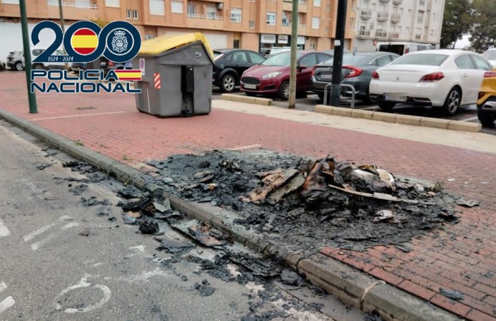 Contenedor quemado en Gandia.