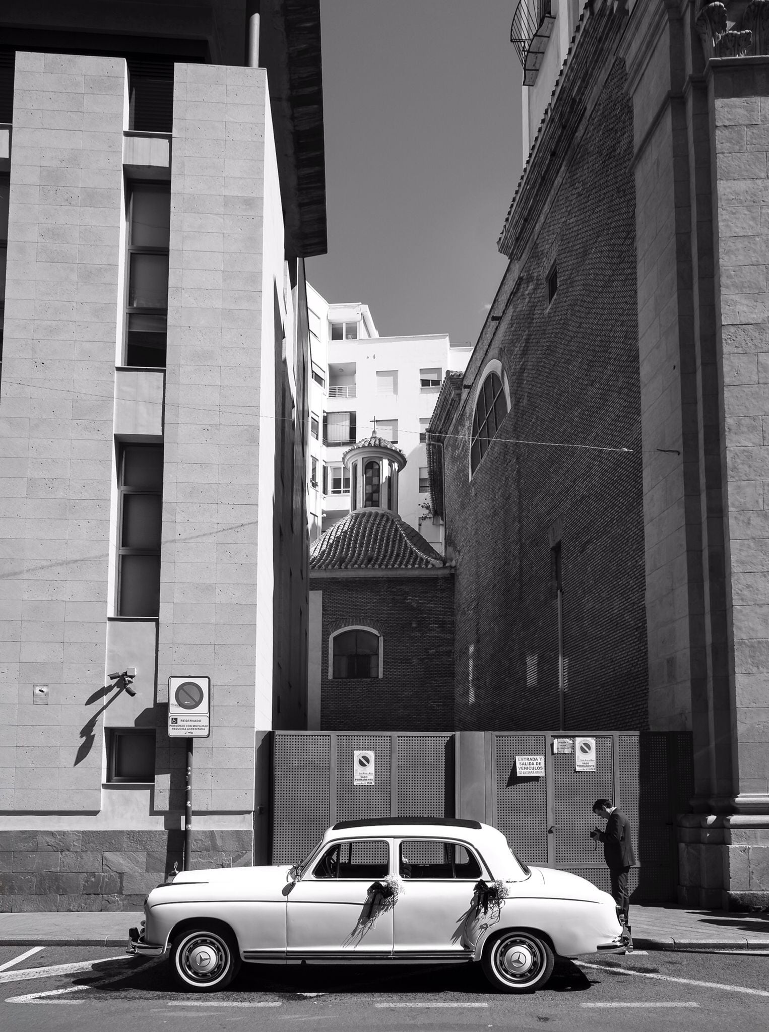 Coche de boda ante la capilla de San Lorenzo, en la calle Seiquer (Murcia). Pepe Jara.