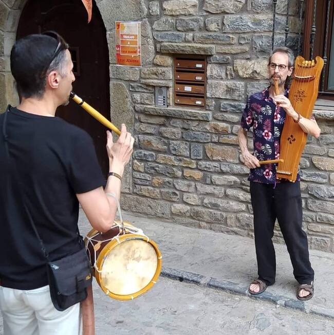 Luthiers en las calles de Boltaña.