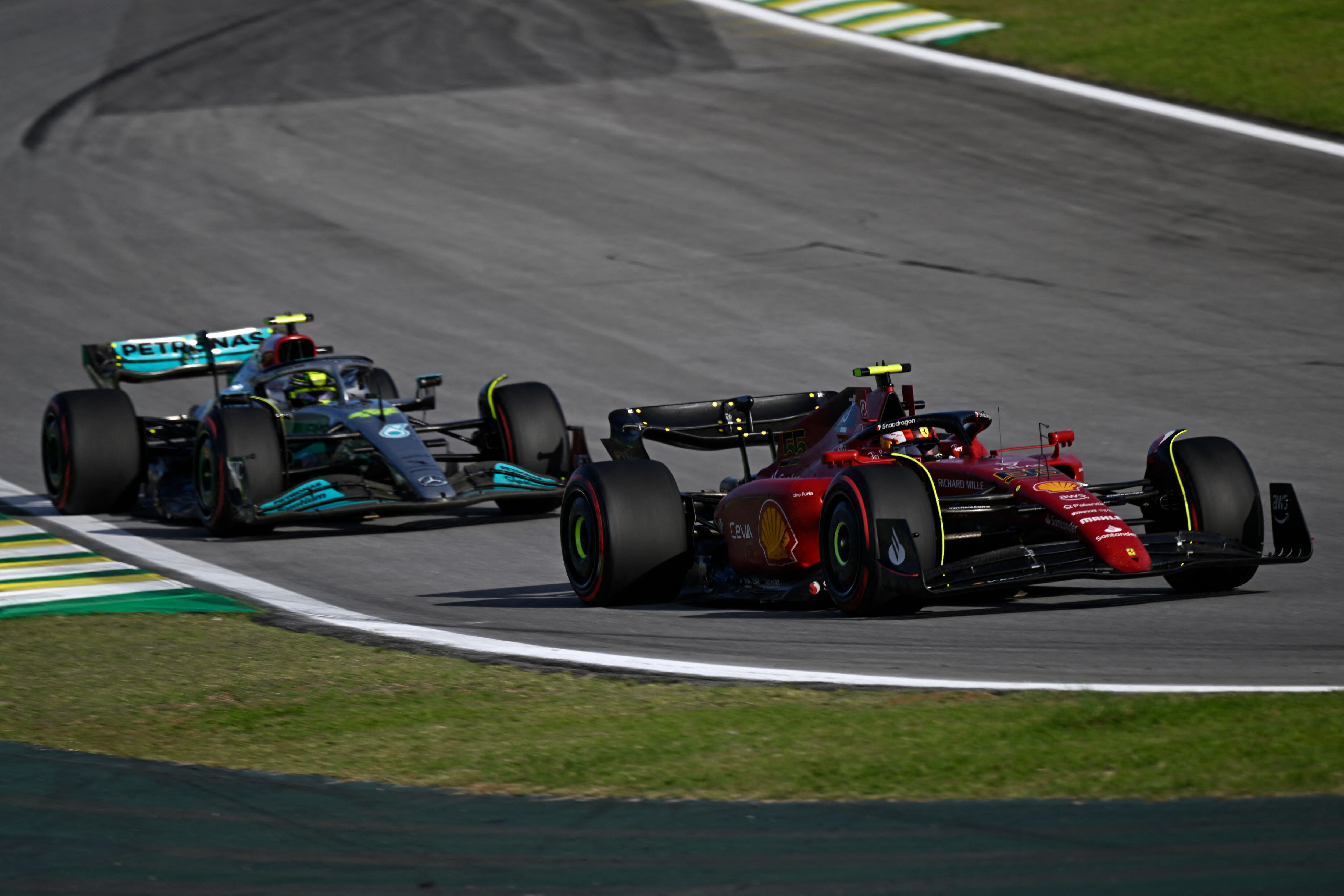 Carlos Sainz, defendiéndose de Lewis Hamilton