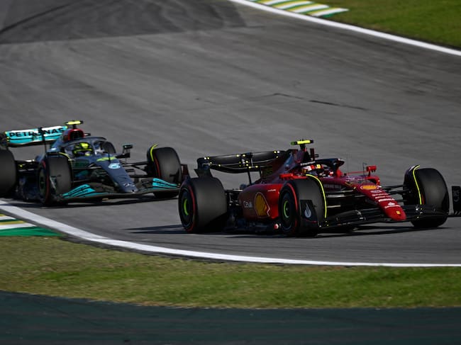 Carlos Sainz, defendiéndose de Lewis Hamilton