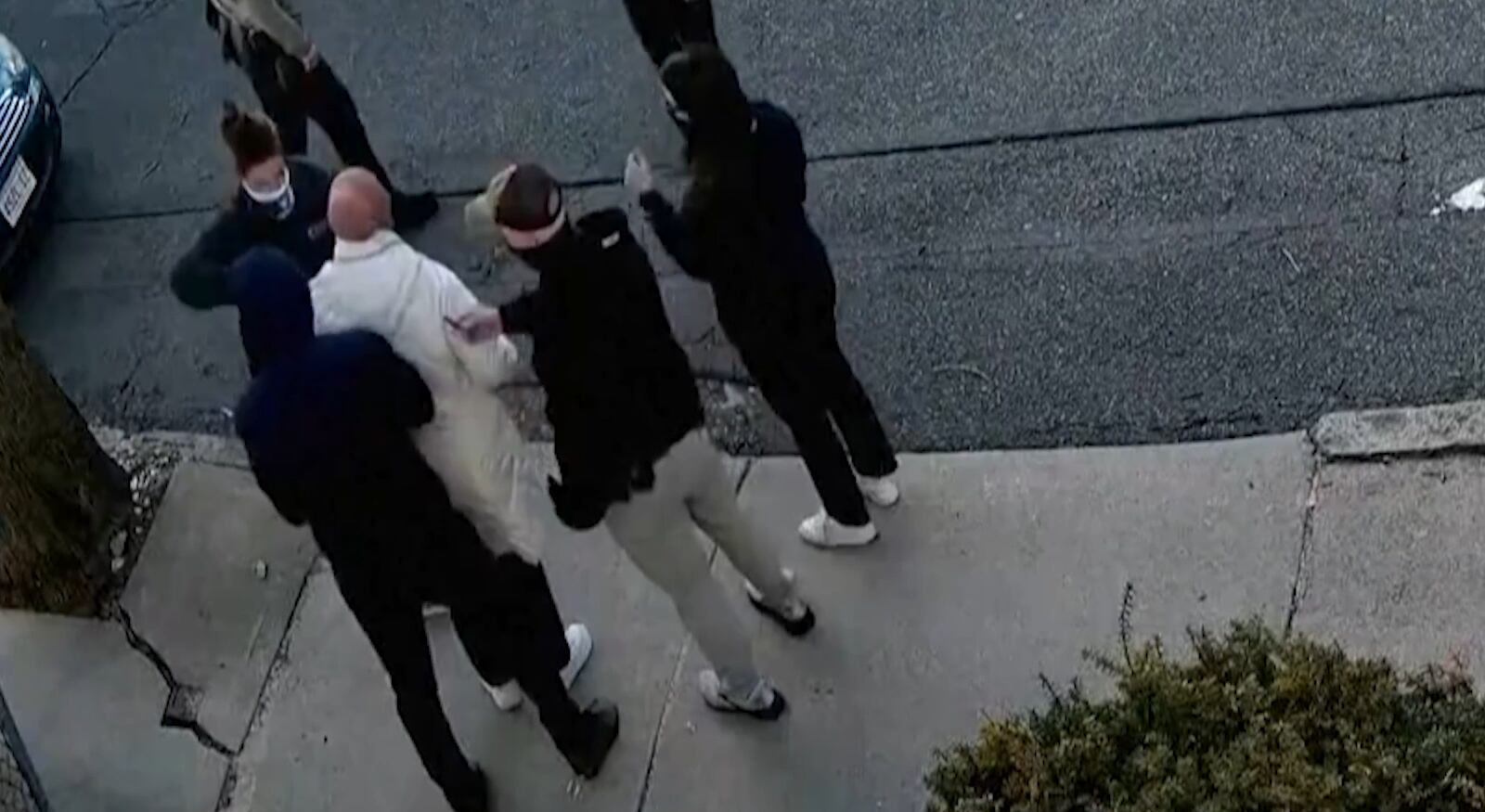 La estudiante turca, Rumeysa Ozturk en el momento de la detención.