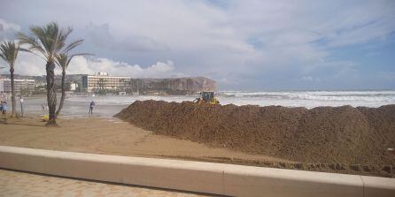 Dique de contención en la playa del Arenal de Xàbia.
